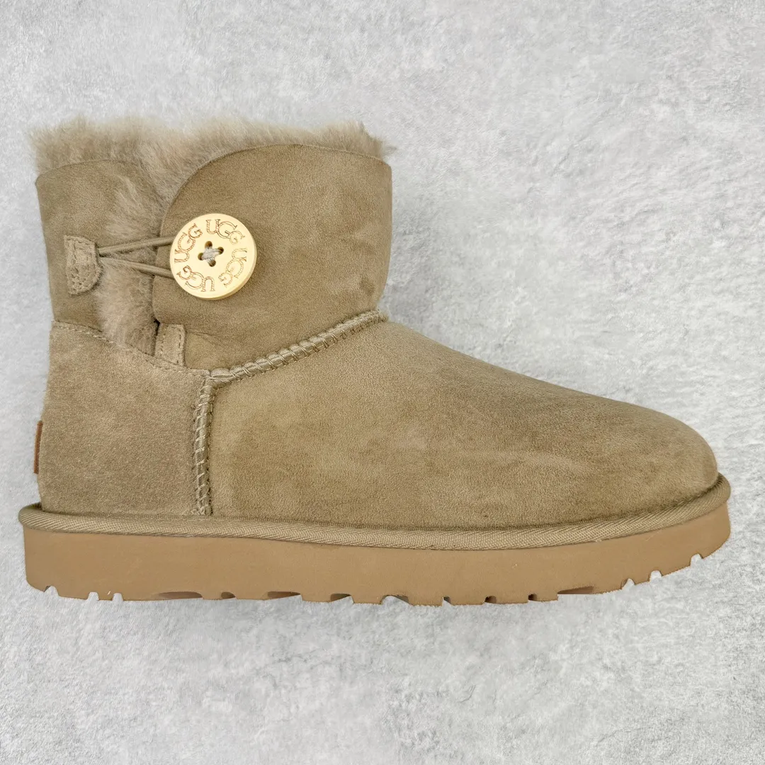 Pick up locally💰520 UGG 6422 Classic wooden buckle autumn and winter sheep fur integrated snow boots. All shoes are made from the same factory as ZP. Longfeng A-grade Australian imported sheep fur integrated women's boots. Brand OEM production line. Fully follow the ZP process. OEM original pattern maker. Adhering to the principle of no original shoes and no development selection. Pay attention to every detail. The most authentic version on the market. TREADLITE "Light Wing" technology outsole. Lightweight/durable/flexible/pile size: 35 36 37 38 39 40 Coding: by2936090